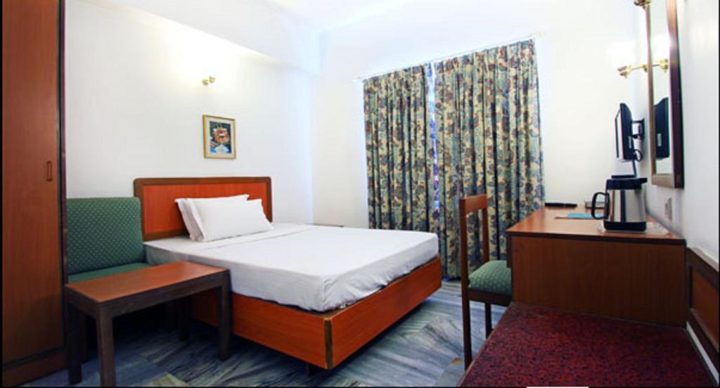 Abad Metro Hotel Kochi Exterior photo