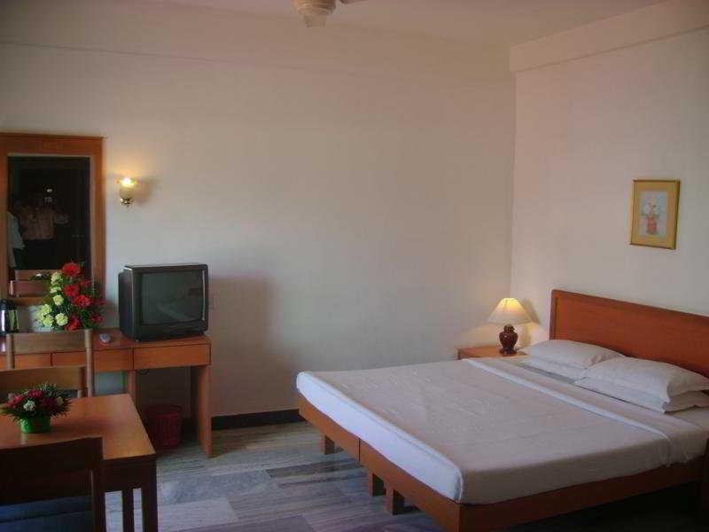 Abad Metro Hotel Kochi Exterior photo