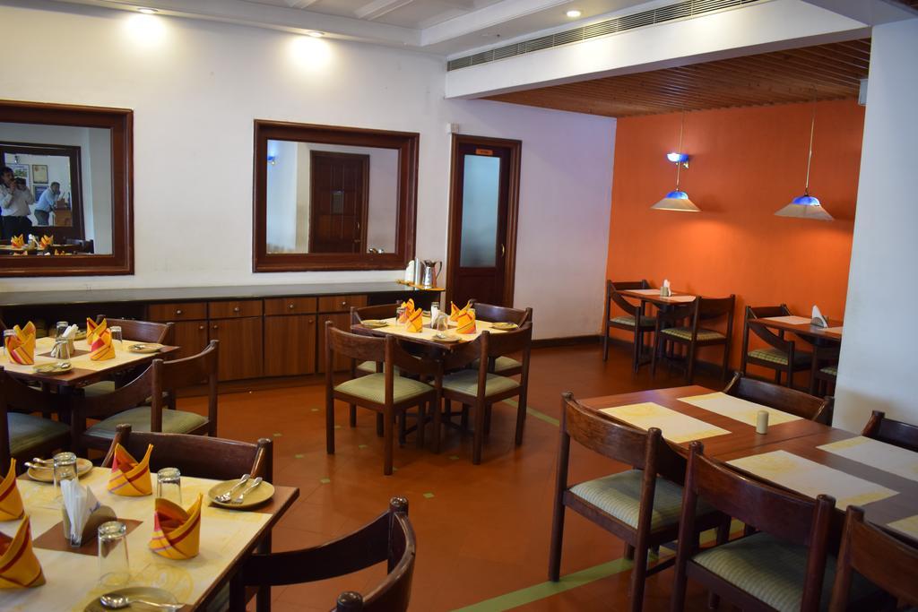 Abad Metro Hotel Kochi Exterior photo