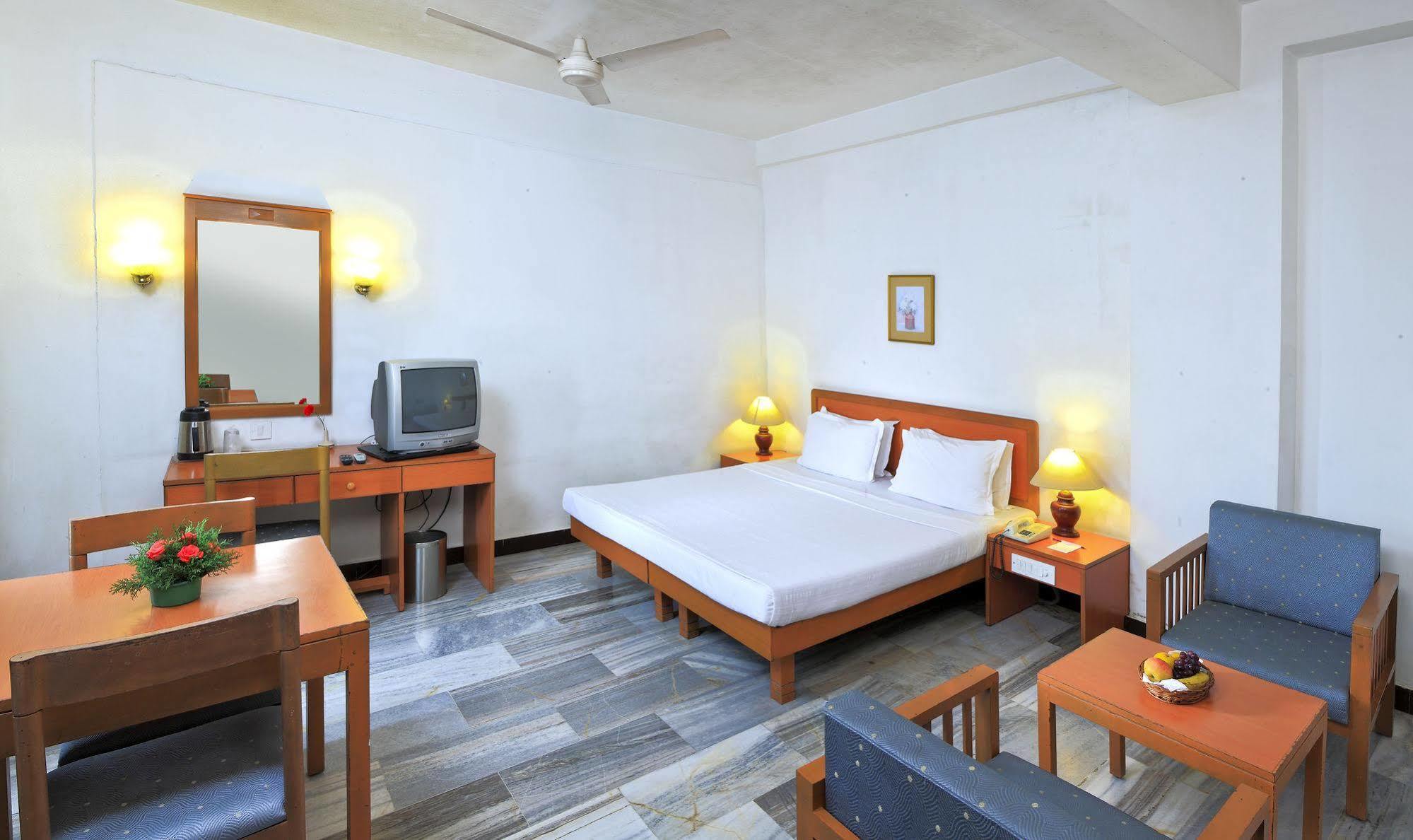 Abad Metro Hotel Kochi Exterior photo