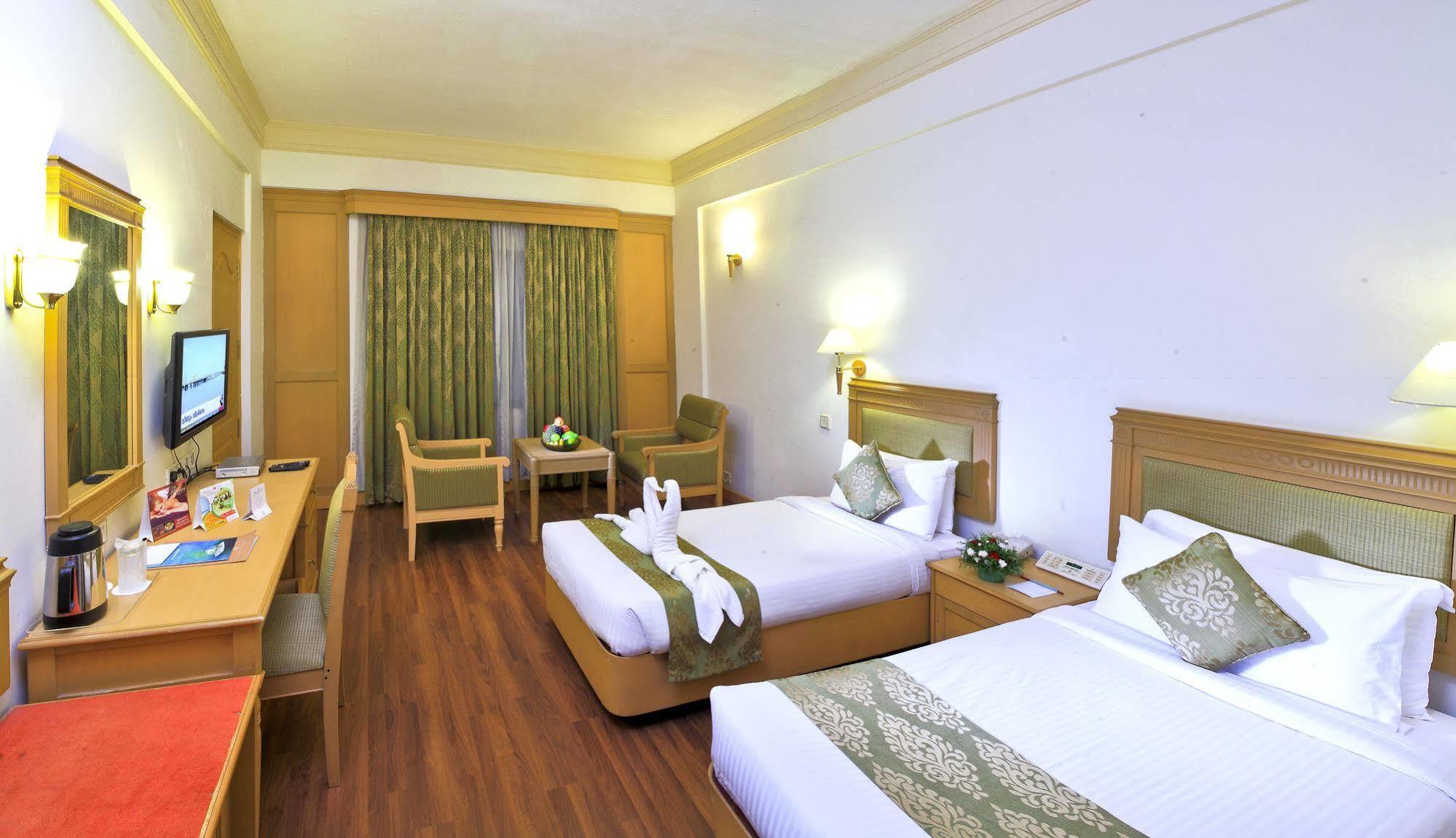 Abad Metro Hotel Kochi Exterior photo