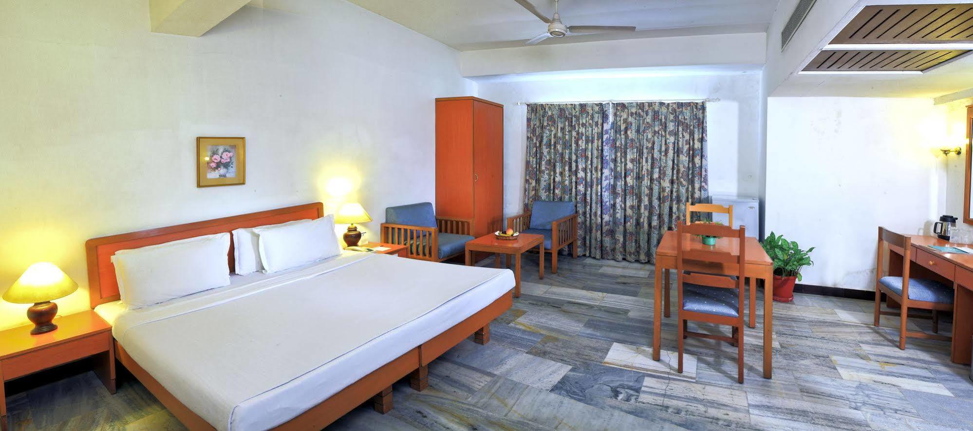 Abad Metro Hotel Kochi Exterior photo