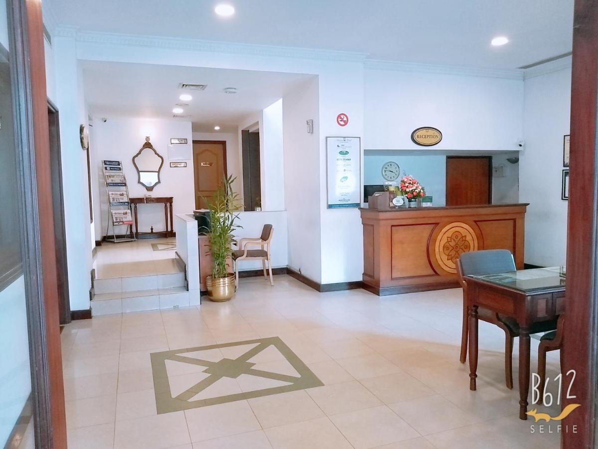 Abad Metro Hotel Kochi Exterior photo